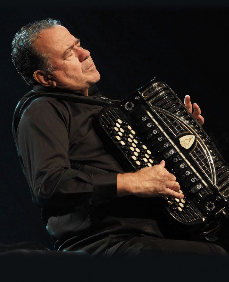 Photo d'Angelo Debarre jouant de la guitare